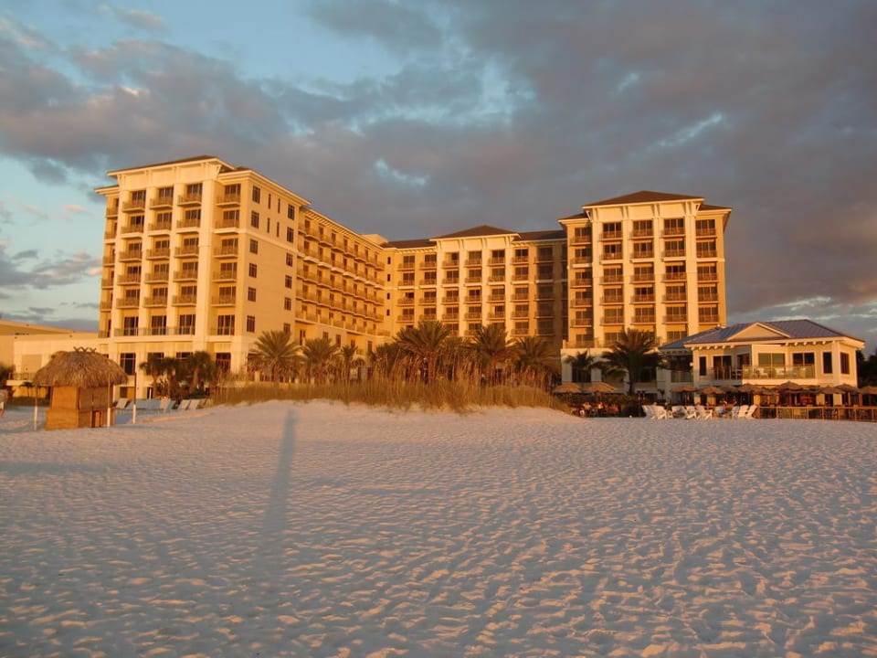 Das Sandpearl-Hotel vom Strand gesehen Sandpearl Resort