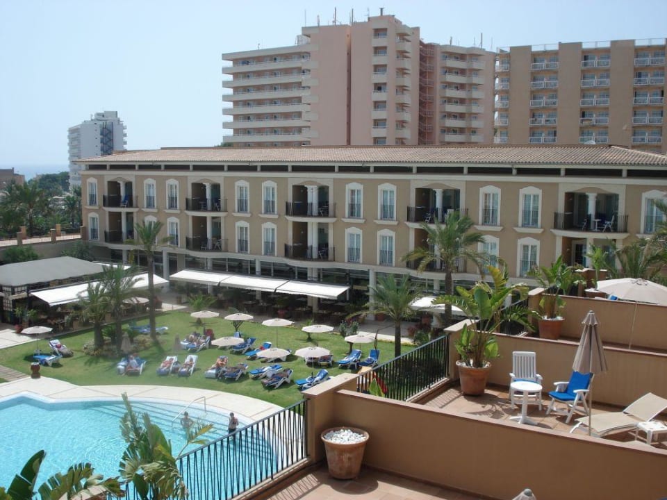 Poolseite mit Blick zum Nachbarhotel taurus Park Grupotel Playa de Palma Suites & Spa