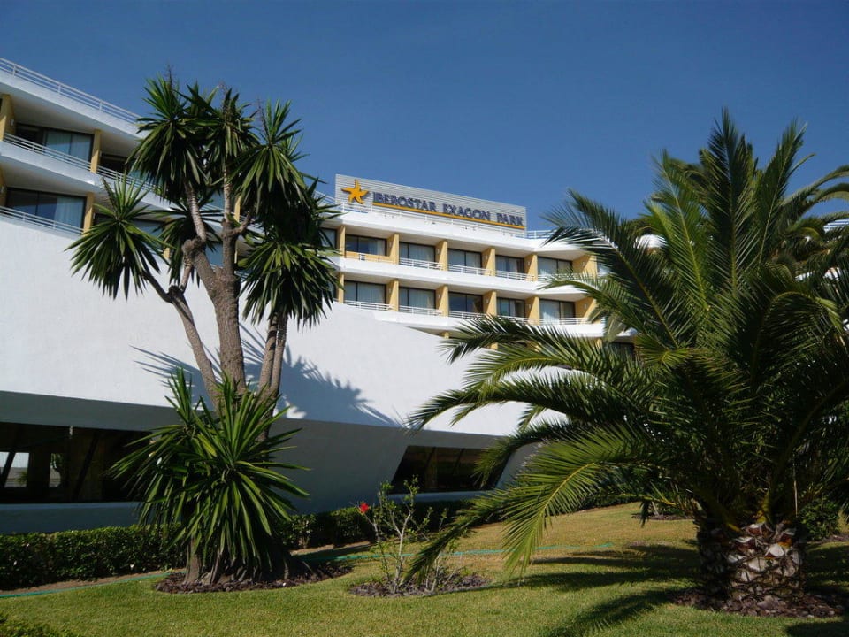 Hotelgebäude mit Garten Hotel Exagon Park