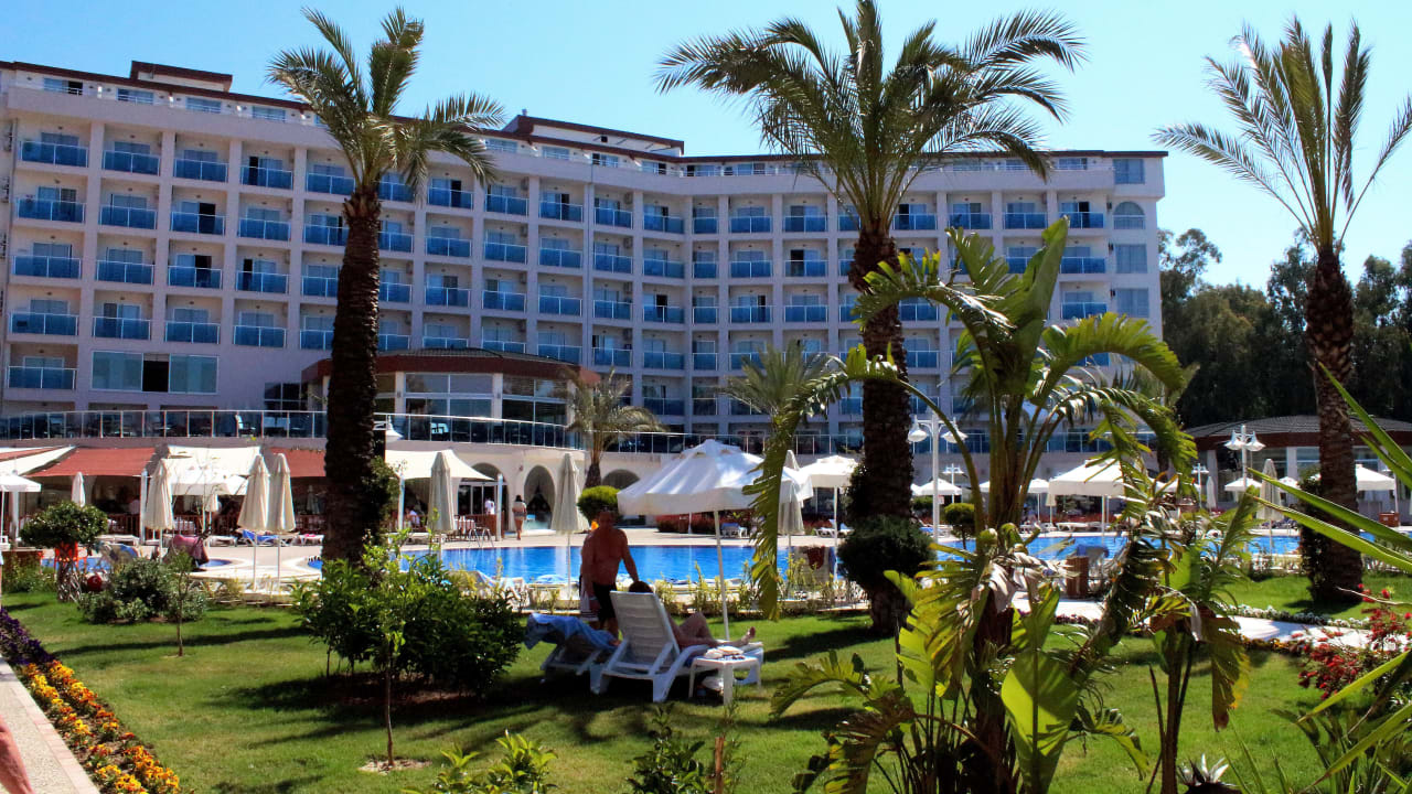 Pool und Hotel im Hintergrund Annabella Diamond Hotel & Spa