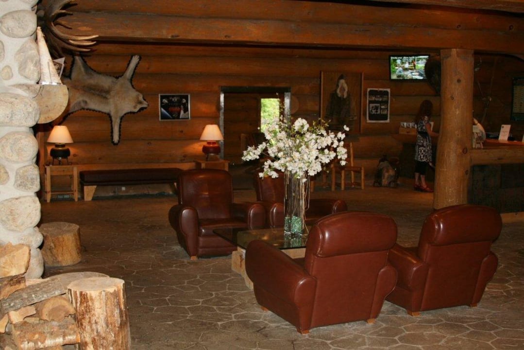 Die Hotellobby mit offenem Kamin Hotel Sacacomie