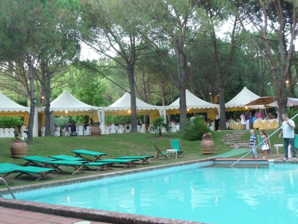 Abendessen am Pool Hotel Le Sorgenti