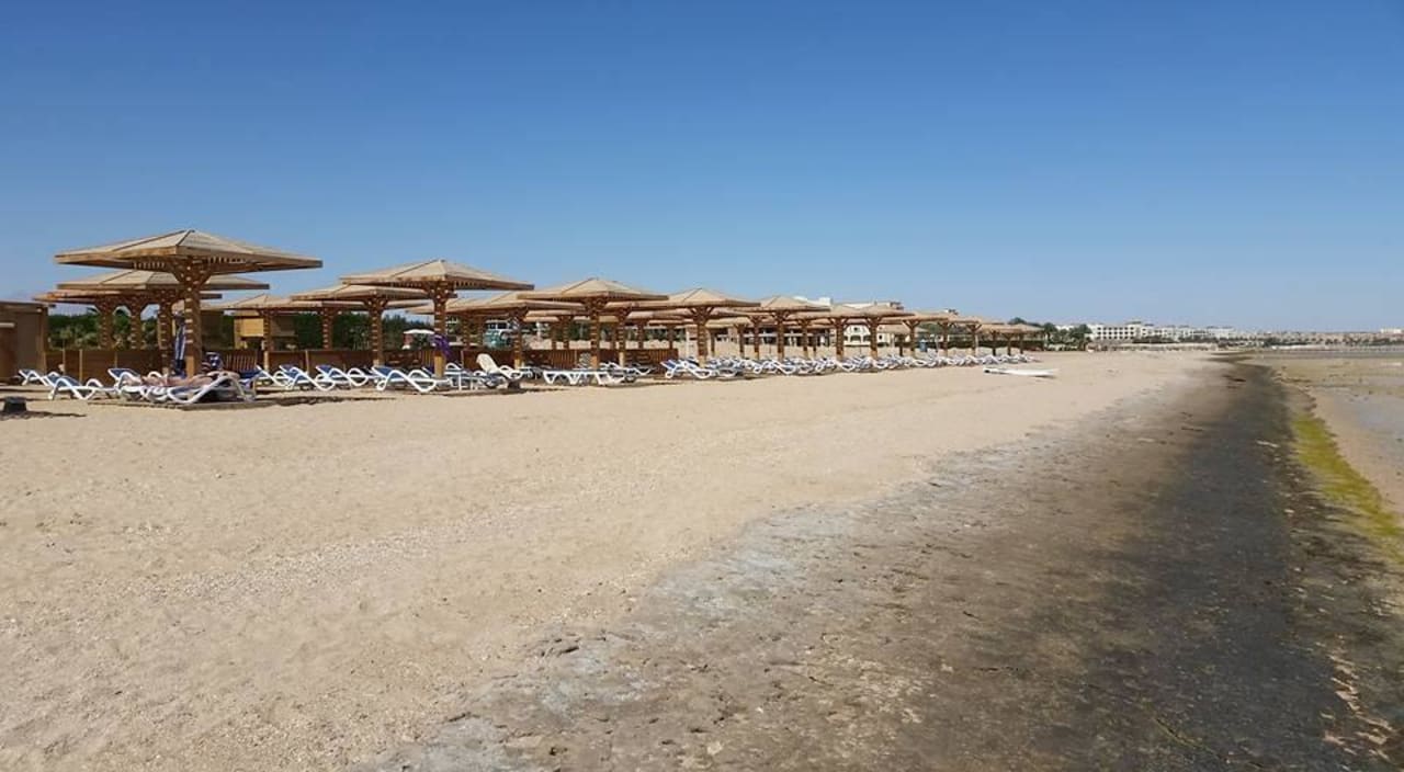 Langer Sandstrand am Hotel - Badeschuhe empfohlen! Tropitel Sahl Hasheesh