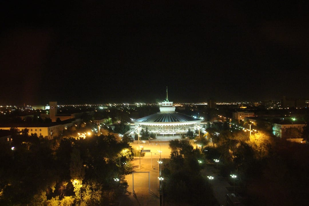 Nachtblick vom Zimmer auf die Stadt Ak Altyn Hotel