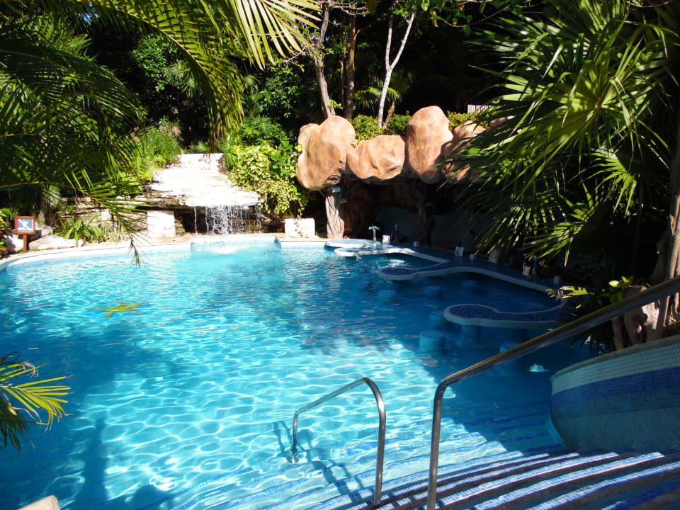 Erwachsenenpool mit Bar Iberostar Waves Tucan
