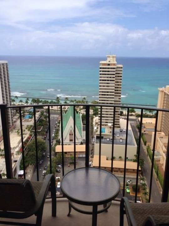 Вид с балкона на океан Hilton Waikiki Beach
