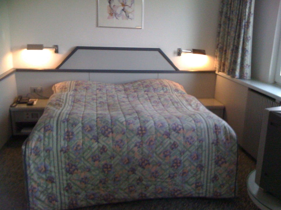 Gemütliches Doppelbett Hotel Königshof