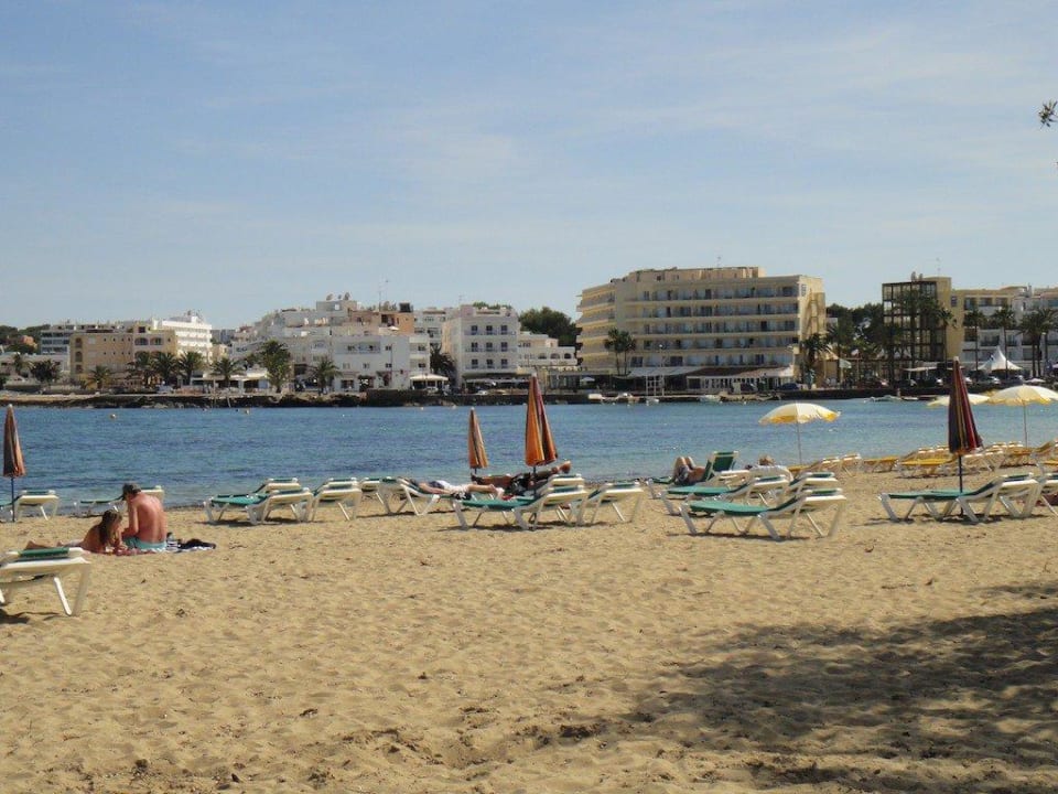 Gleich um die Ecke der Hotelstrand Moon Dreams Coral Beach