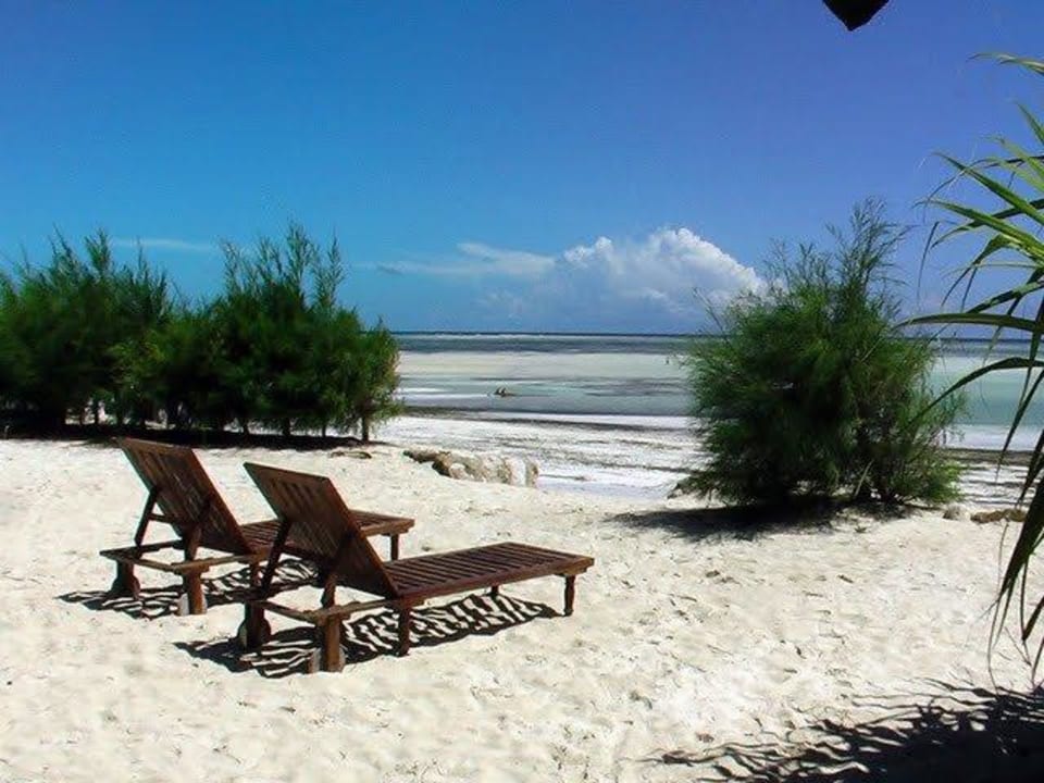 Leżaki na plaży Neptune Pwani Beach Resort & Spa