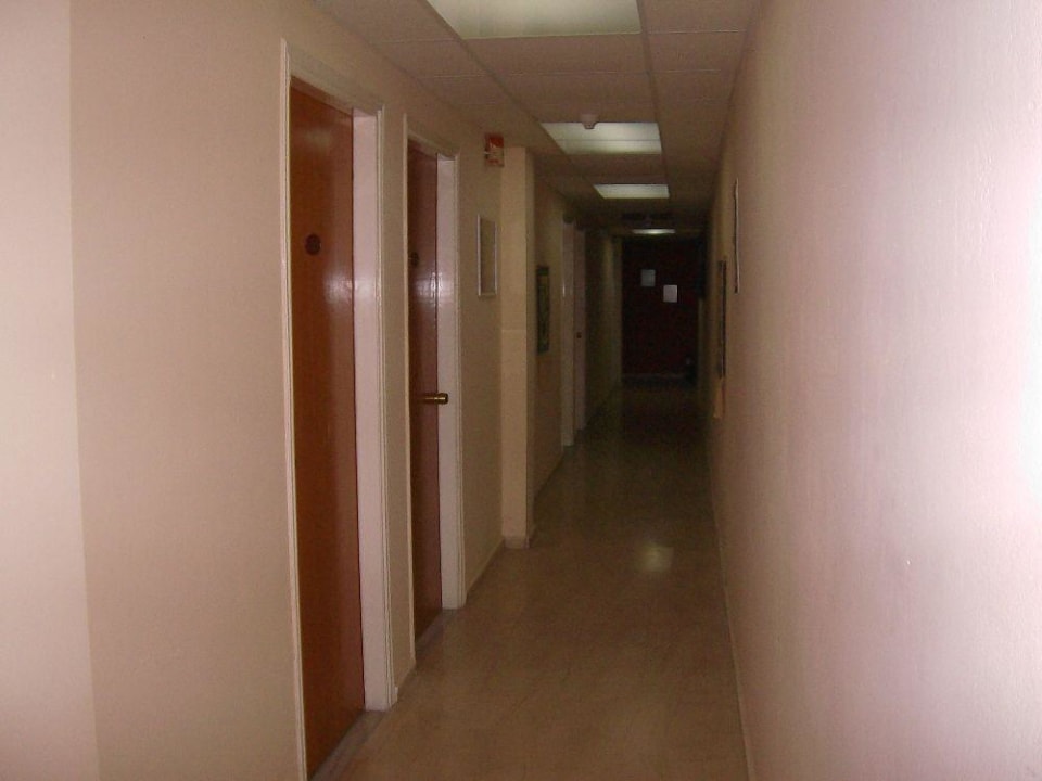 Der Flur zu den Zimmern Porto Koukla Beach