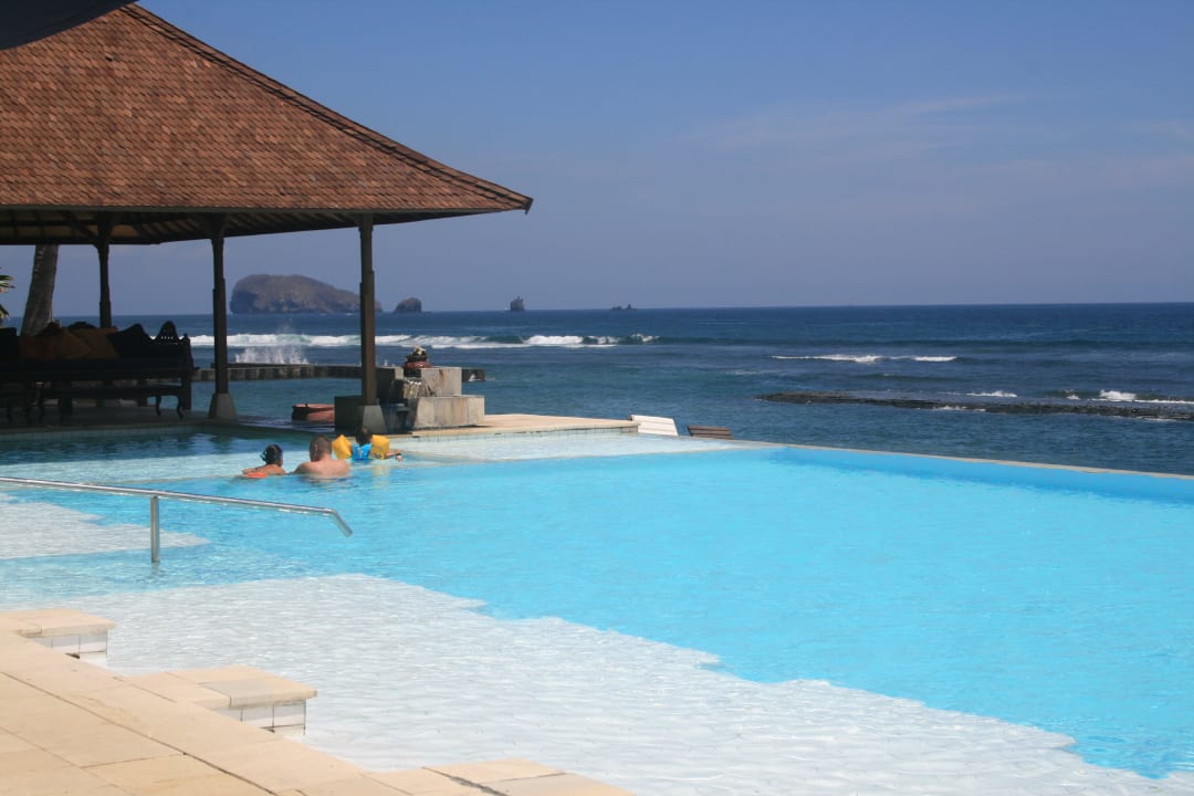 Blick über den Pool Lotus Bungalow