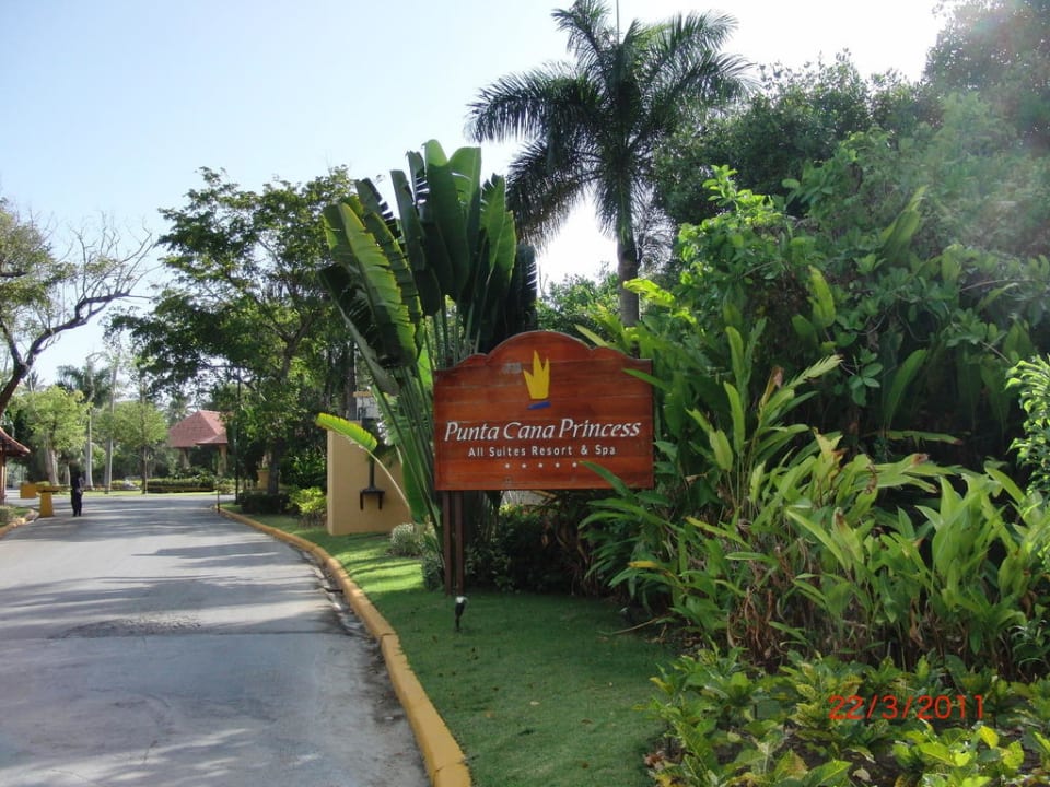 Einfahrt in die Anlage Punta Cana Princess All Suites Resort & Spa