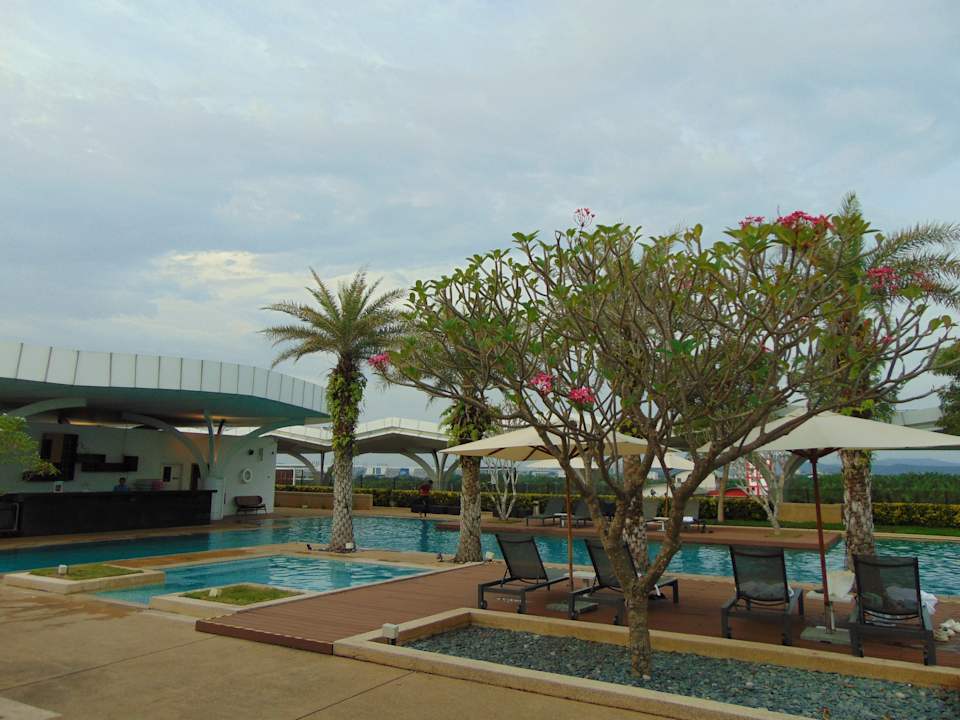 Pool Movenpick Hotel & Convention Centre KLIA