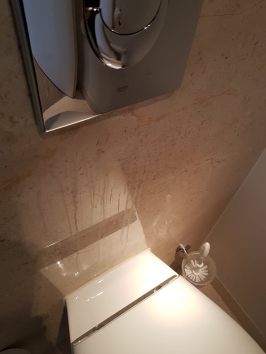 Streifen beim WC Park Inn by Radisson Berlin Alexanderplatz