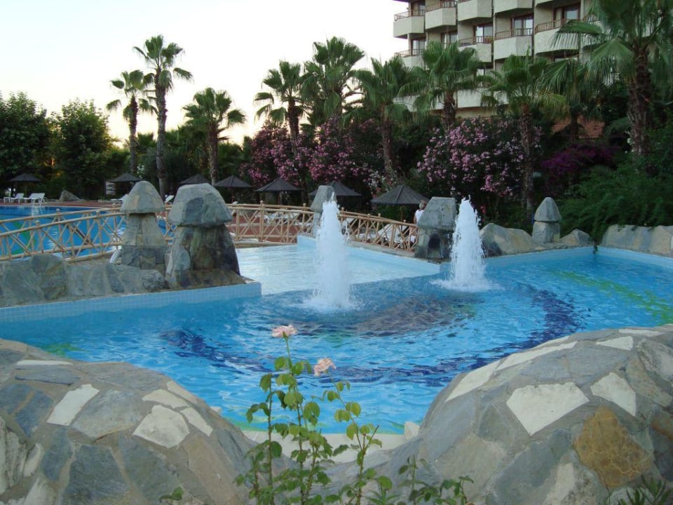 Springbrunnen über dem Wasserfall Hotel Defne Garden