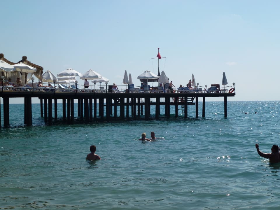 Steg ins wasser mit Bar Saturn Palace Resort Hotel