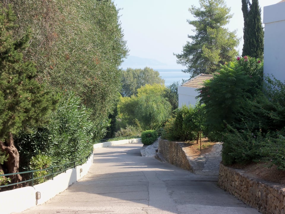 Bergab zum Strand Grecotel LUXME Daphnila Bay