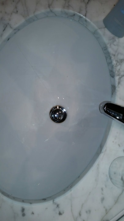 Gesprungenes Waschbecken - Zimmer 107 SEETELHOTEL Ostseehotel Ahlbeck