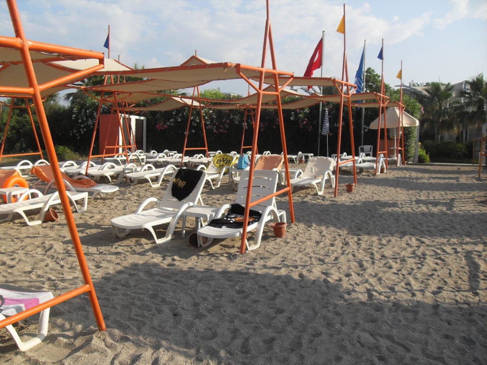 Der Strand am frühen Morgen! Insula Resort & Spa