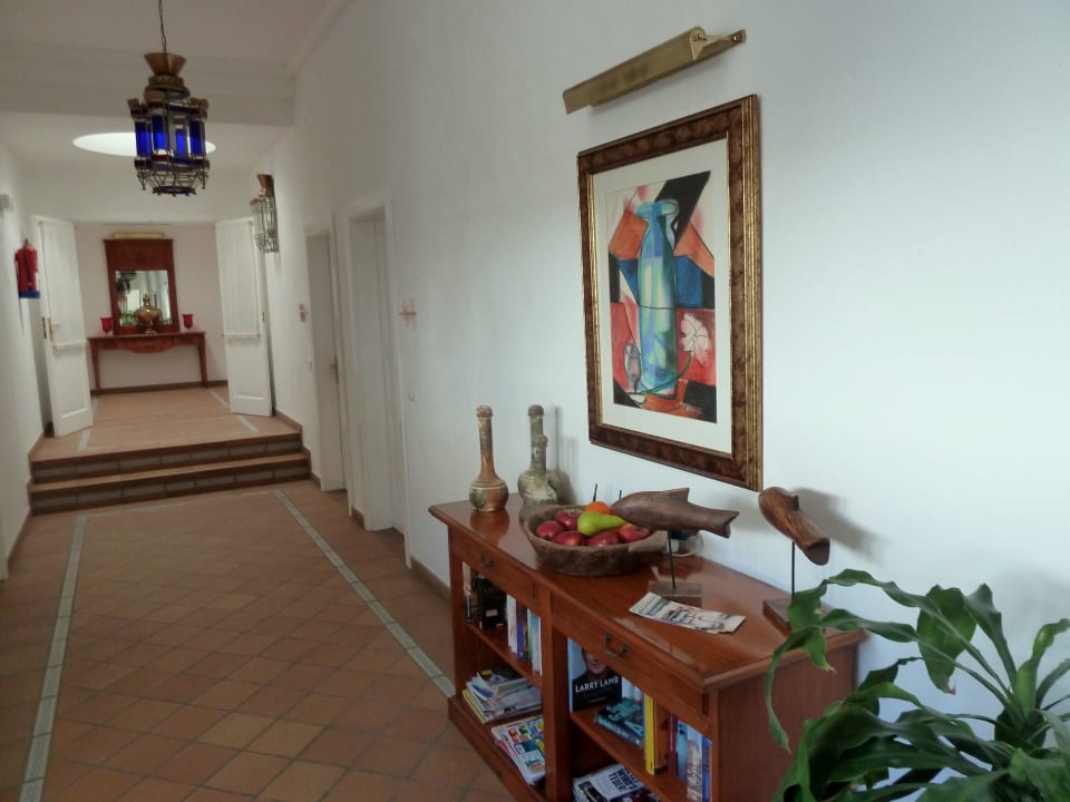 Hotelkorridor mit gediegenem Mobiliar Casa del Embajador