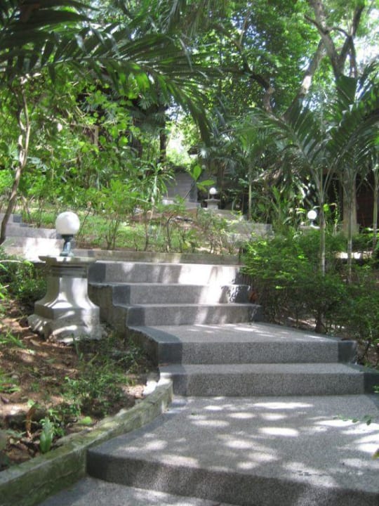 Weg zum Bungalow The Fair House Beach Resort