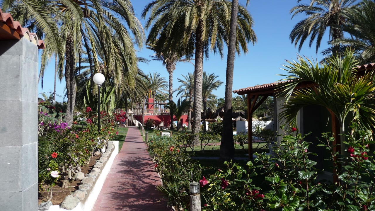 Weg zum Pool und Bar HL Miraflor Suites Hotel