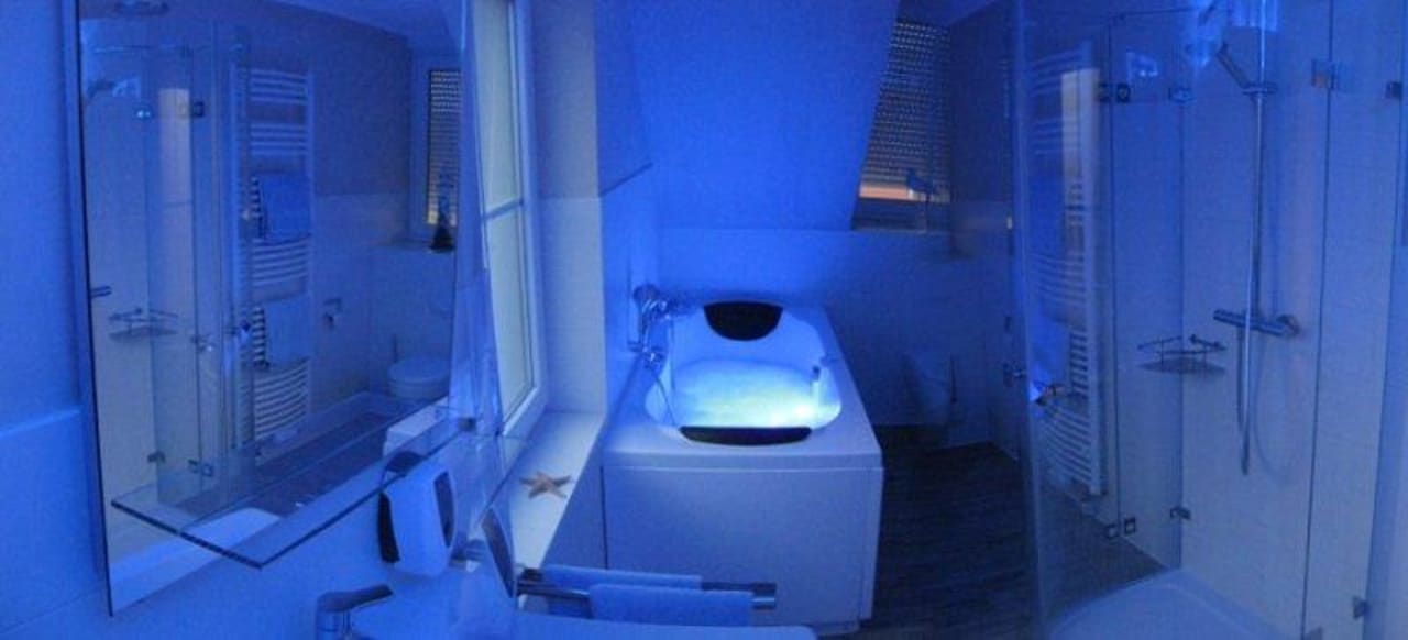 Blau macht glücklich- das Bad mit Whirlpool Feriendorf Robbenplate Haus Nr 23