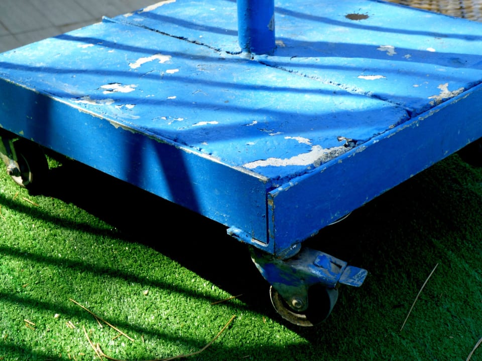 Achtung, Verletzungsgefahr am Sonnenschirmständer Voxx Resort