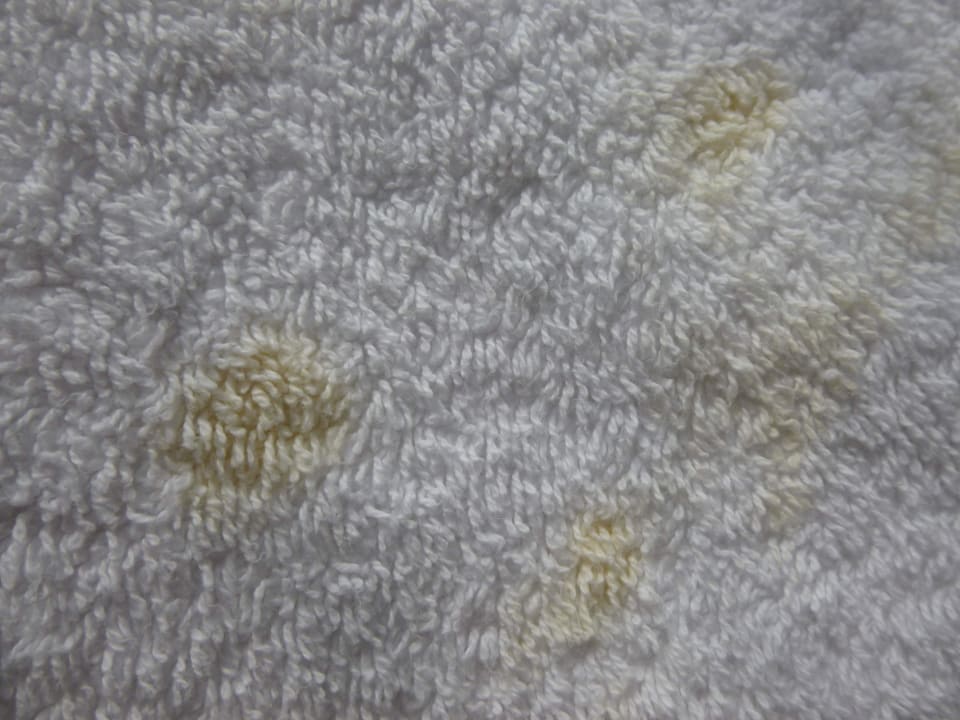 "Frisches" Handtuch mit Flecken Hotel Harbour Grand Hong Kong