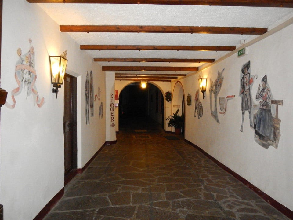 Zugang zum Hotel, Zufahrt zu den Parkplätzen Frühstückspension Roter Adler