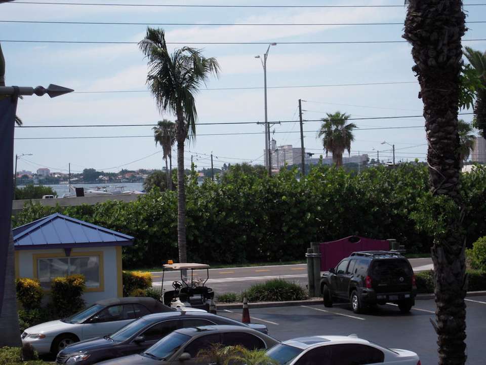 Ein Parkplatz des Marina Cove Hotel Magnuson Marina Cove