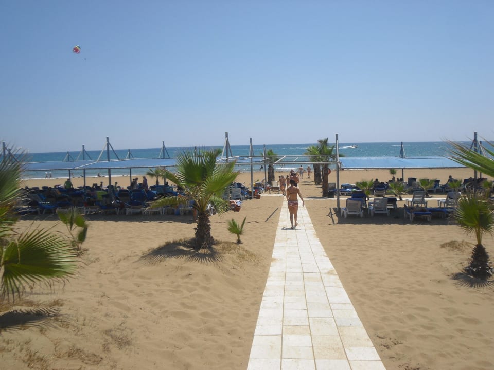 Weg zum Strand Club Grand Side