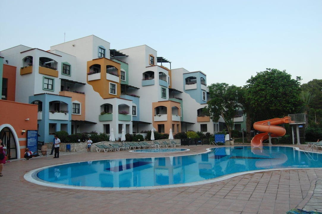 Oberer Pool mit Rutsche Mia Resorts Pinepark Holiday Club