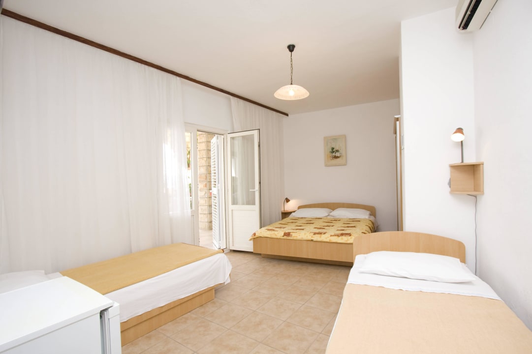 Four-bed room Hotel Ljetni San