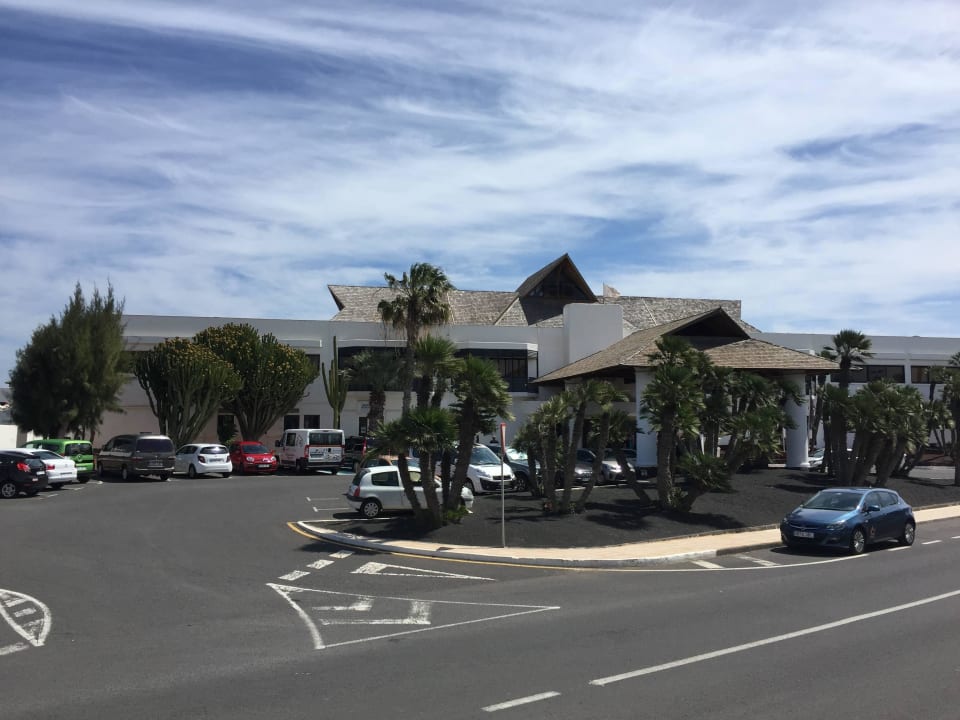 Hoteleingang Hotel Sands Beach Resort