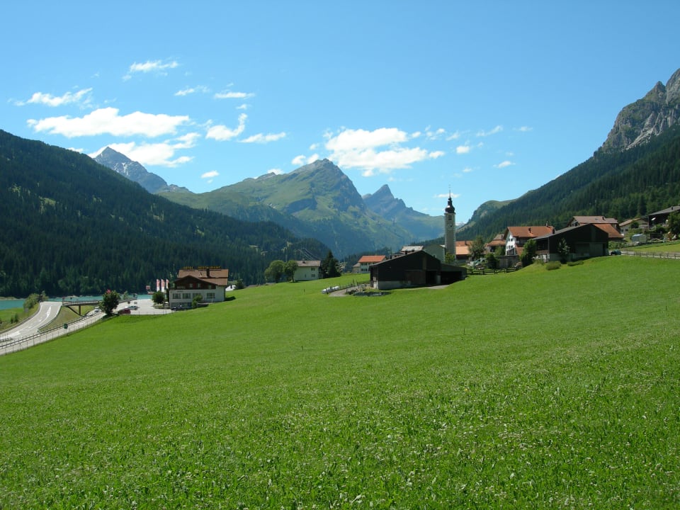 Sehr schoene Ausblick auf die Umgebung des Hotels Hotel Seeblick Sufers