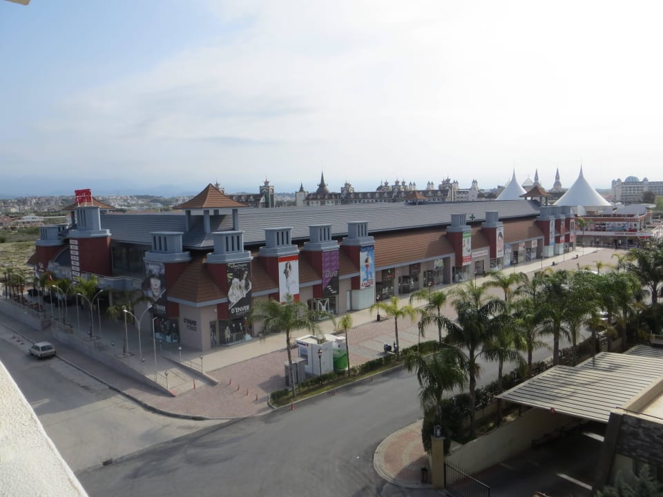 Blick vom Balkon aus auf ein Geschäft  Port Side Resort Hotel