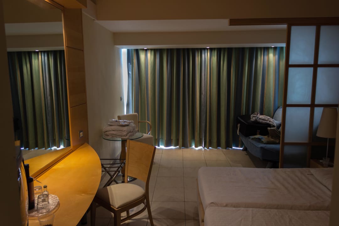 Blick quer durch das Zimmer Hotel Calypso Beach