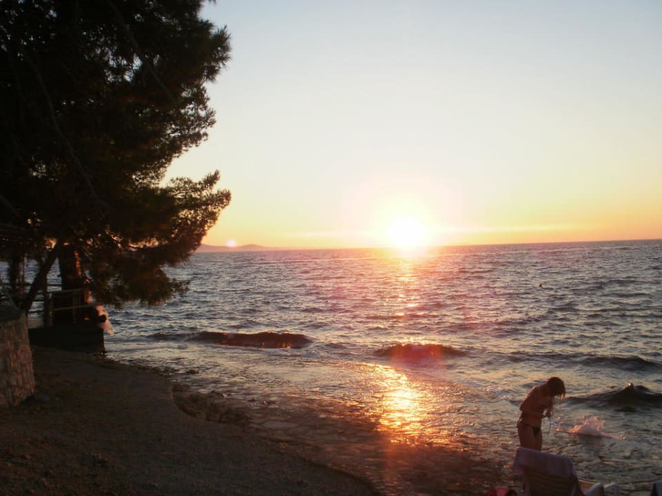 Sonnenuntergang am Strand Hotel Pinija