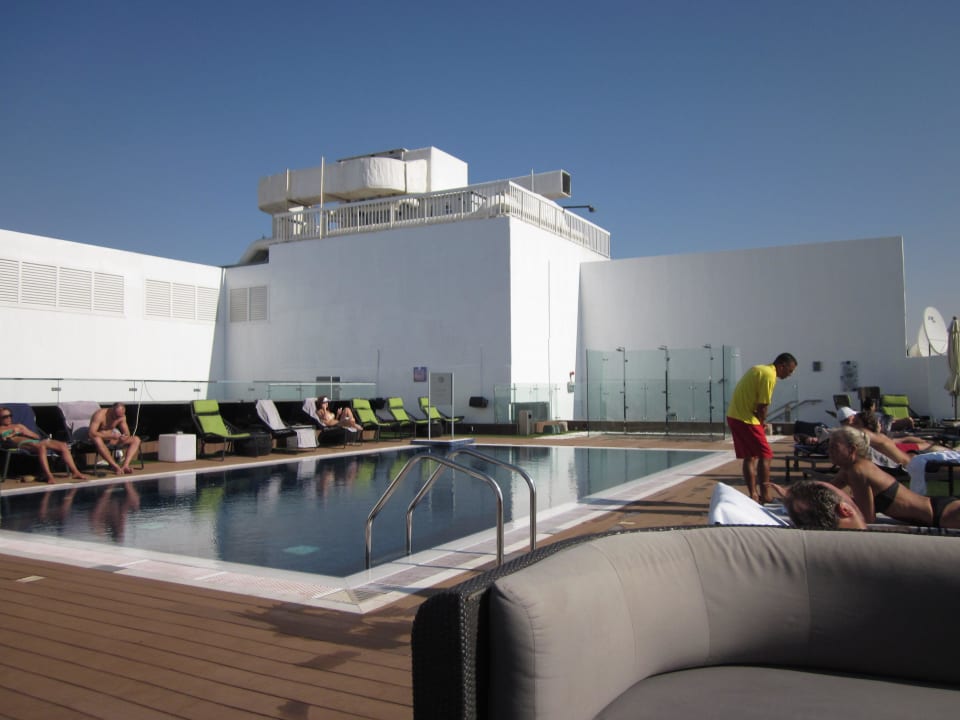 Poolanlage auf dem Dach The Canvas Hotel Dubai MGallery By Sofitel