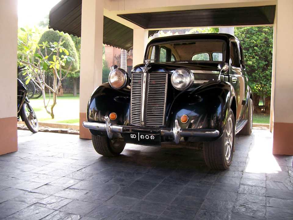 Oldtimer vor dem Eingang zur Rezeption Amazing Bagan Resort