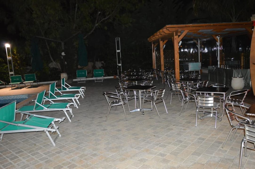 Bar przy basenia Hotel Green Village Resort