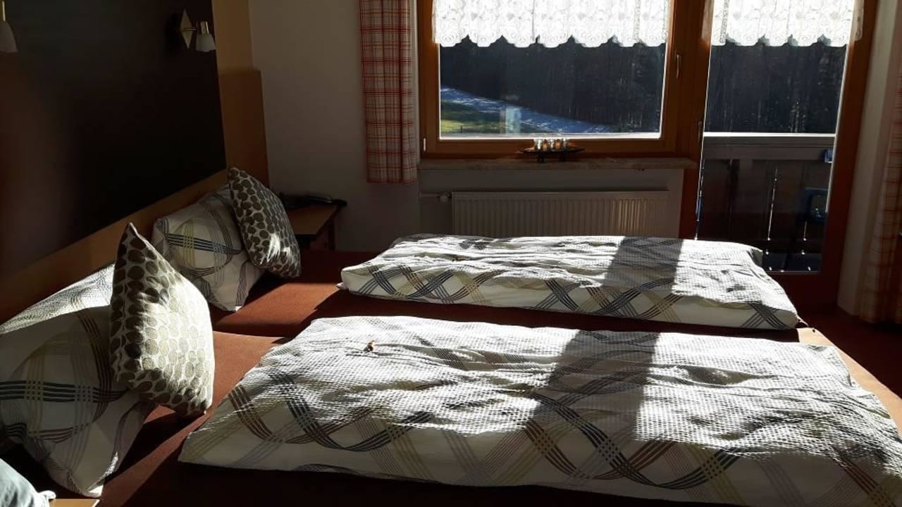 Doppelbett Zimmer Nr. 5 Gästehaus Elvira