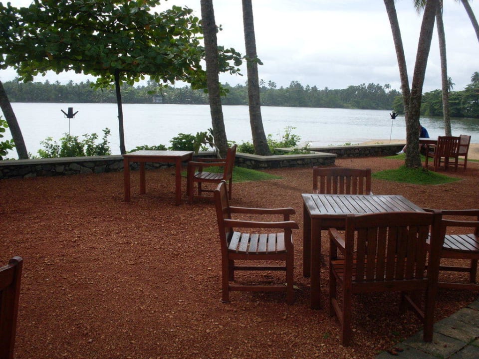 Eine der Aussenterrassen Avani Kalutara Resort