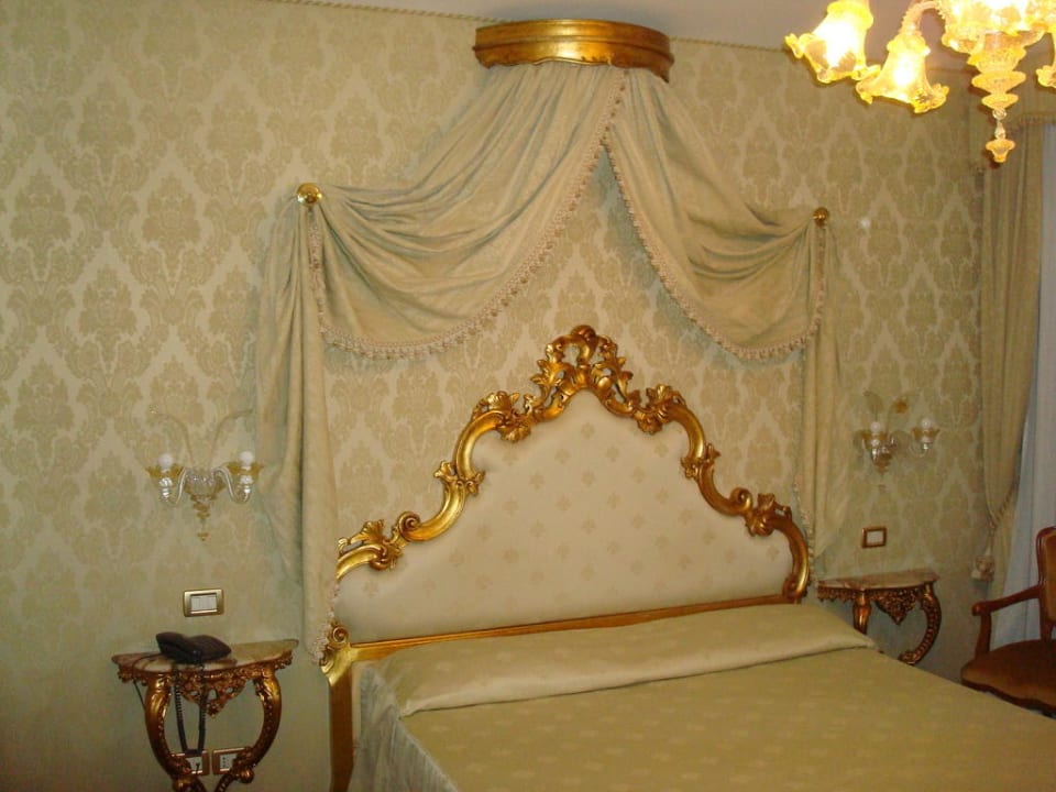 Bett mit Baldachin im Superior Doppelzimmer Hotel Locanda di Orsaria