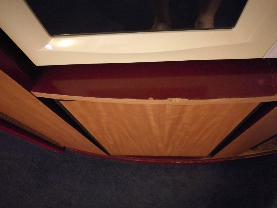 Schrankaknte abgewetzt Novotel Suites Wien City Donau