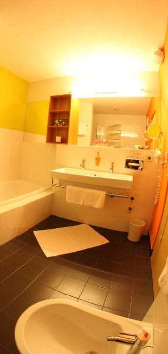 Badezimmer im Lidenzimmer Lindenhof Pure Luxury & Spa DolceVita Resort