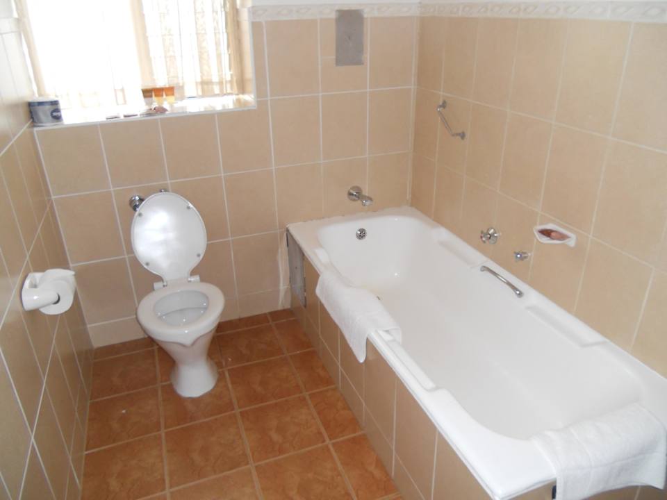 Toilette, Badewanne (davor das Waschbecken) Protea Hotel Witbank