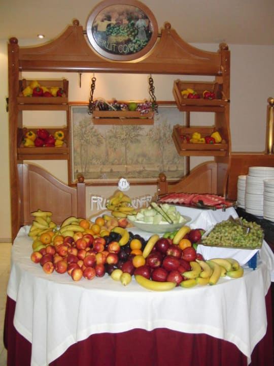 Teil des Obstbüffets Neptune Luxury Resort