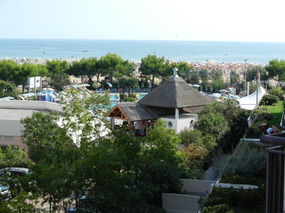 Sicht vom Zimmer zum Strand Savoy Beach Hotel & Thermal Spa